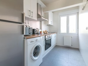 Refrigerador, microondas, horno y cafetera y tetera