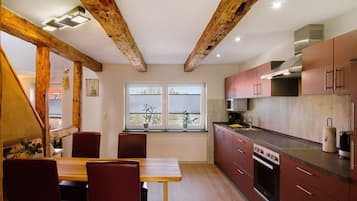 Een koelkast, een microgolfoven, een oven, een kookplaat