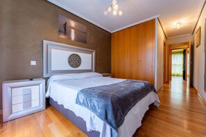 2 bedrooms, iron/ironing board, WiFi, bed sheets - Apartamento moderno con terraza en el centro (Santander)