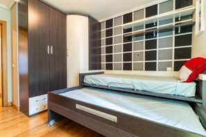 2 bedrooms, iron/ironing board, Internet, bed sheets