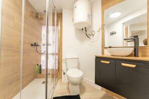Douche, sèche-cheveux, serviettes fournies