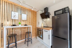 Jääkaappi, mikroaaltouuni, uuni, kahvin-/teenkeitin