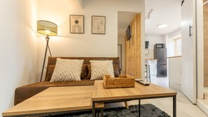 Ein modernes Schlafzimmer mit Bett, Nachttisch, Lampe und einem Bild an der Wand.