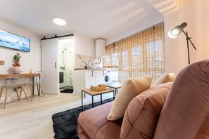 TV - Suite moderna con diseño natural |Centro Santander (Santander)