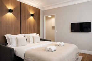 1 habitación, escritorio, tabla de planchar con plancha y cuna de viaje 