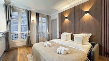 1 camera, una scrivania, ferro/asse da stiro, culla da viaggio