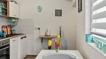 Jääkaappi, mikroaaltouuni, astianpesukone, kahvin-/teenkeitin