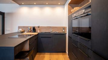 冰箱、微波炉、烤箱、炉灶