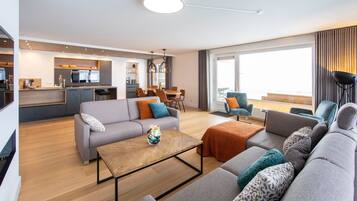 Televisión, chimenea y tenis de mesa