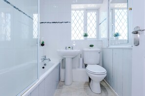 منزل عائلي | حمام | أحواض استحمام وحجيرات دش منفصلة، مستلزمات مجانية للعناية الشخصية، مناشف