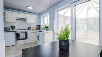 Maison Familiale | Cuisine partagée | Réfrigérateur, micro-ondes dans l'espace commun, four, plaque de cuisson