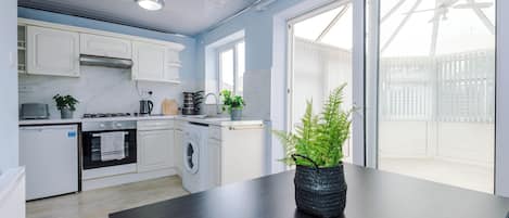 Family House | Dapur berkongsi | Peti sejuk, sebuah ketuhar gelombang mikro di kawasan bersama, ketuhar