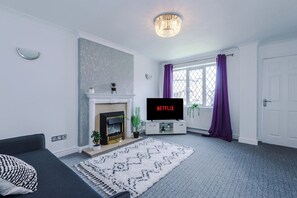 منزل عائلي | غرفة المعيشة | تلفزيون ذكي