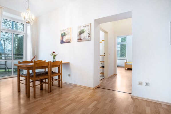 Interior - Apartment 'Landhaus 5' with Shared Garden, Balcony and Wi-Fi (Groß Plasten)