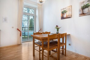 Dining - Apartment 'Landhaus 5' with Shared Garden, Balcony and Wi-Fi (Groß Plasten)