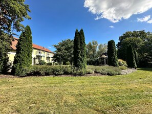 Property grounds - Apartment 'Magdfräulein 6' with Shared Garden, Balcony and Wi-Fi (Groß Plasten)