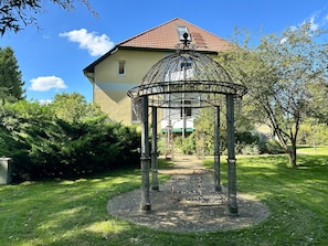 Property grounds - Apartment 'Magdfräulein 6' with Shared Garden, Balcony and Wi-Fi (Groß Plasten)