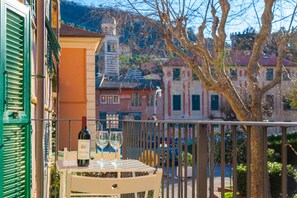 A balcony with a table set for two, featuring a bottle of rosso wine and two glasses. - Ca' Du Checcu - Romantic apartment for three (Levanto)