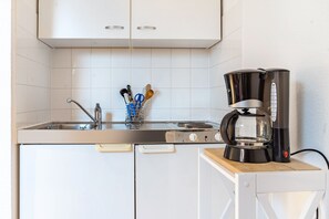 Refrigerador, parrilla de estufa, cafetera y tetera y tetera eléctrica 