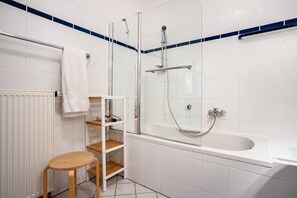 Douche, sèche-cheveux, serviettes fournies
