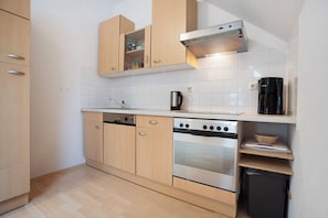 Fridge, oven, stovetop, dishwasher