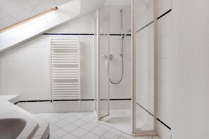 Shower, hair dryer, towels - Apartment 'Gutsherr 13' with Shared Garden and Wi-Fi (Groß Plasten)