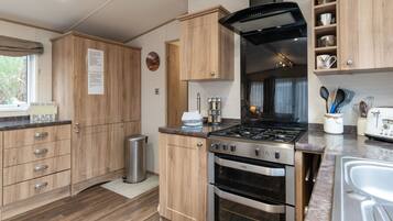 Fridge, microwave, dishwasher, cookware/dishes/utensils