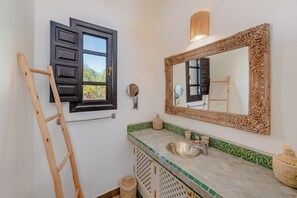 Hårtork, handdukar, tvål och toalettpapper