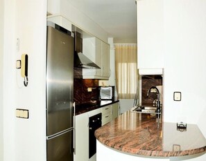 Fridge, microwave, oven, coffee/tea maker - Apartments in L'estartit (Torroella de Montgrí)