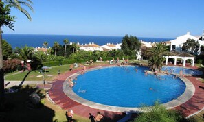 สระว่ายน้ำกลางแจ้ง