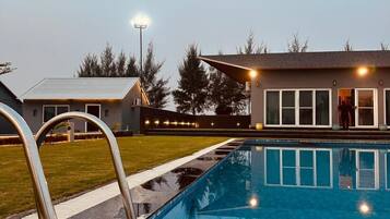 4 kolam renang outdoor