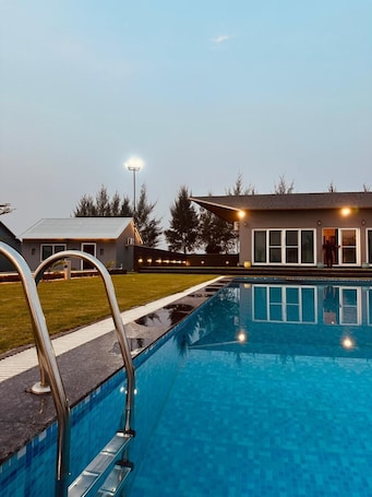 4 piscinas externas. The Ashoka Farms & Resort