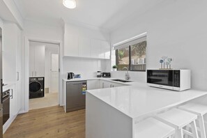 Réfrigérateur, four à micro-ondes, un four, surface de cuisson