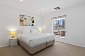 3 habitaciones, tabla de planchar con plancha, wifi y ropa de cama 