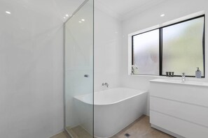 Dusche, Haartrockner, Handtücher, Shampoo