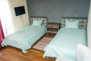 5 bedrooms, iron/ironing board, free WiFi, bed sheets