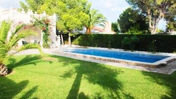 Una piscina cubierta, una piscina al aire libre