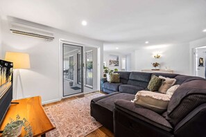 Fernseher, Kamin, Arbeitsbereiche