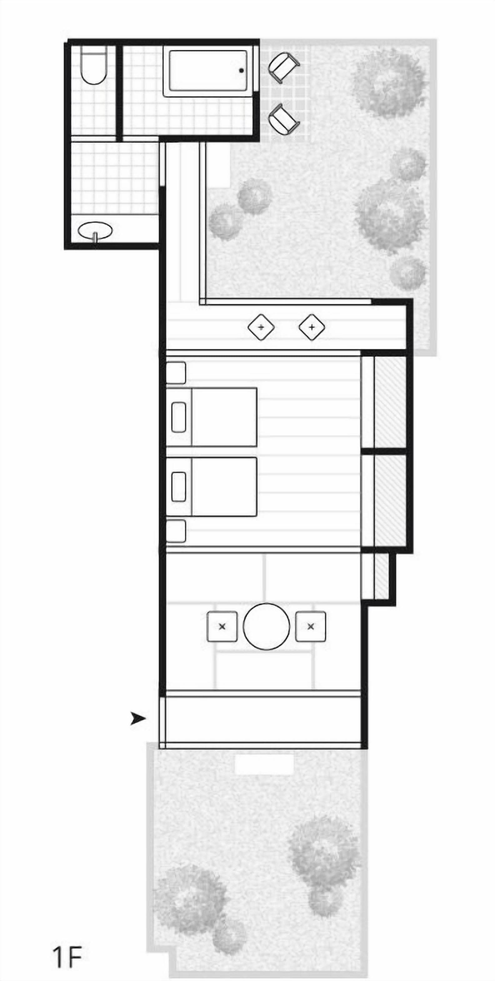 Een plattegrond van een appartement met één slaapkamer, een keuken, een eethoek en een klein balkon.