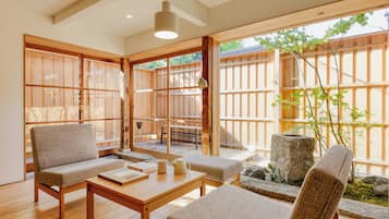 Habitación estándar, para no fumadores, vista al jardín (NOMATSU, Superior Twin) | Área de sala de estar
