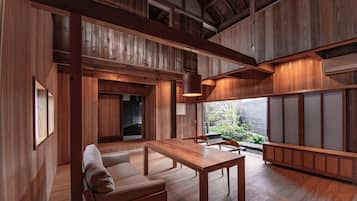 Suite familiar, para no fumadores, vista al jardín (KOURAI) | Área de sala de estar