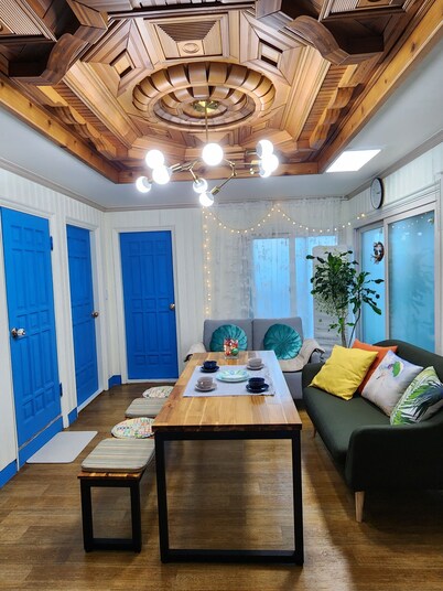 Seoul Charming Rooftop House with trees and flowers !