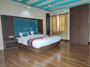 Deluxe driepersoonskamer | Luxe beddengoed, een bureau, geluiddichte muren, gratis wifi