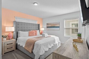 5 soverom, skrivebord, strykejern/-brett og reiseseng for barn