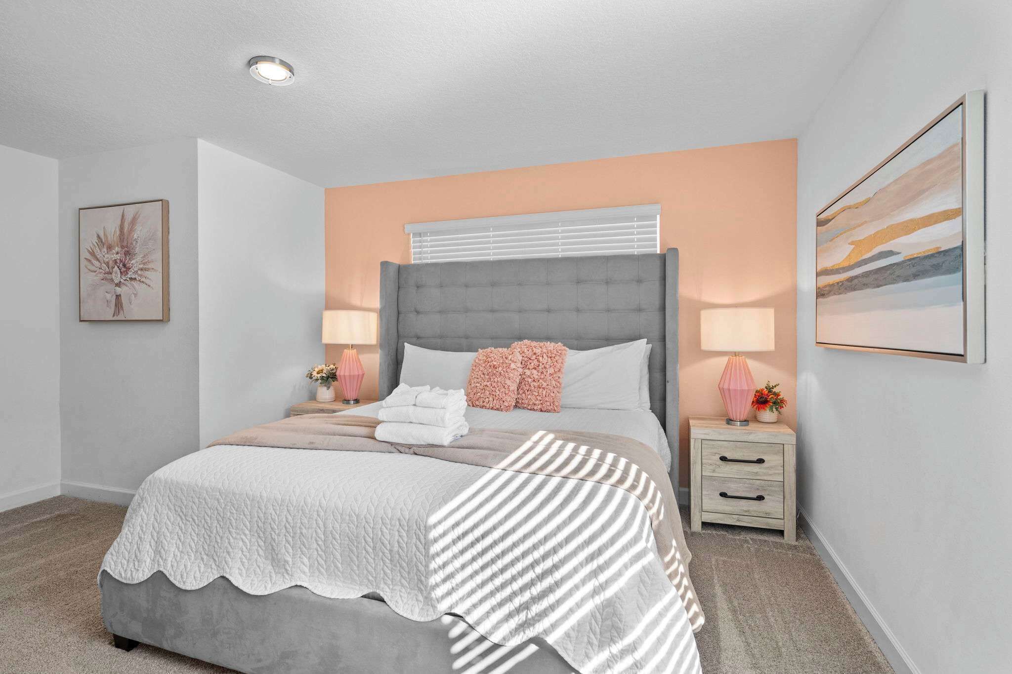 5 dormitorios, escritorio, tabla de planchar con plancha y cuna de viaje