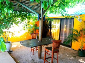 Estudi, vistes a la piscina | Escriptori i espai de treball apte per a portàtils 