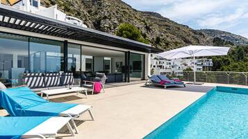 Piscina coberta i piscina a l'aire lliure