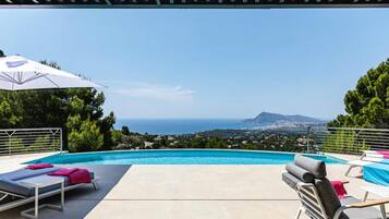 Piscina coberta i piscina a l'aire lliure