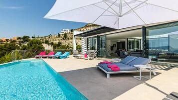 Piscina coberta i piscina a l'aire lliure