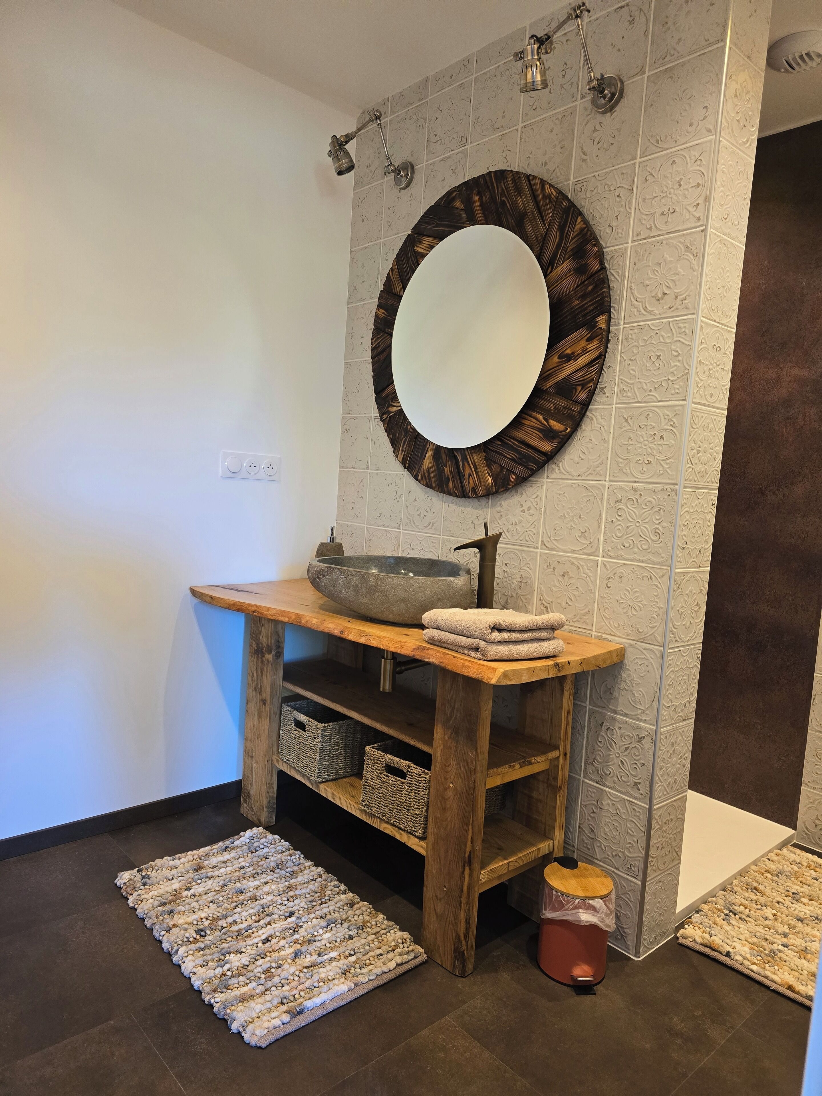 Douche, serviettes fournies, papier toilette